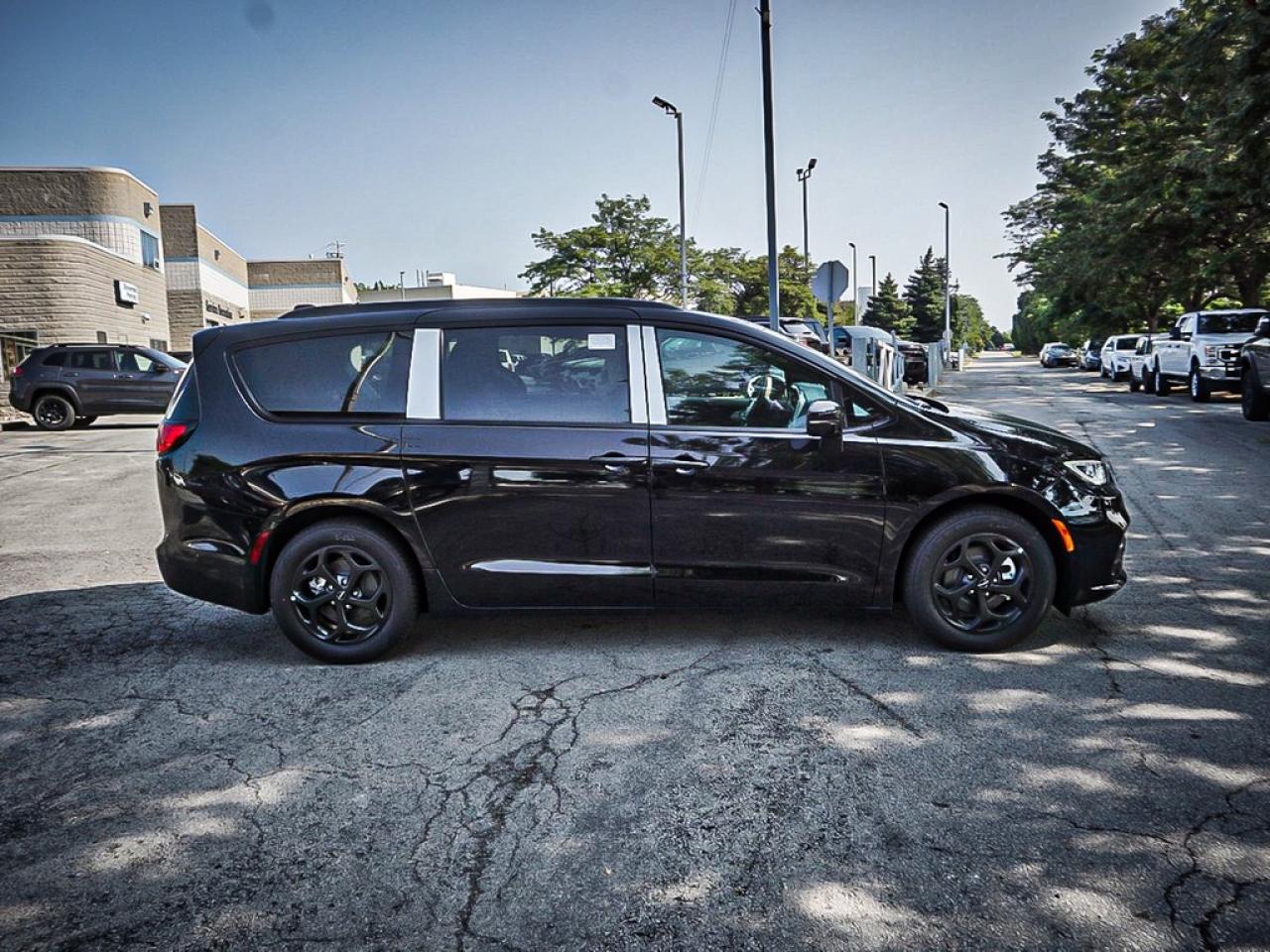 2024 Chrysler Pacifica Hybrid  Photo