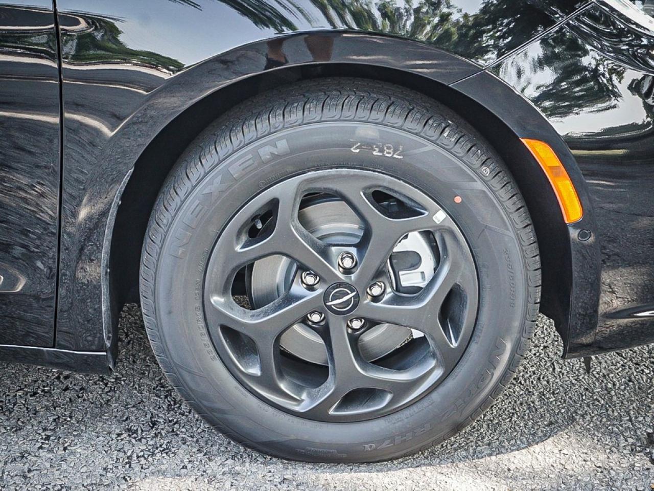 2024 Chrysler Pacifica Hybrid  Photo