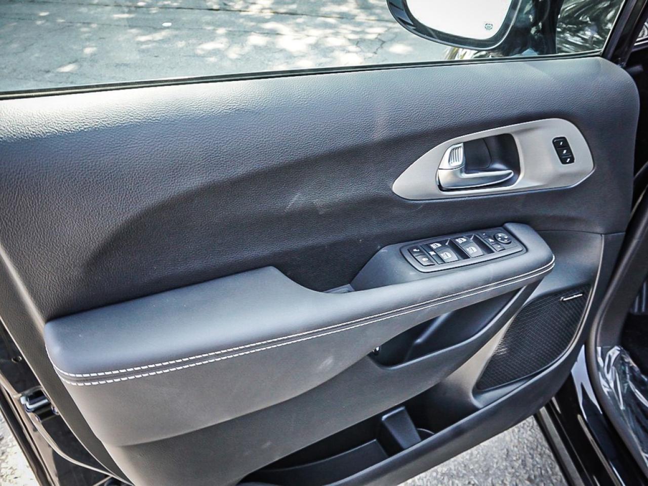 2024 Chrysler Pacifica Hybrid  Photo