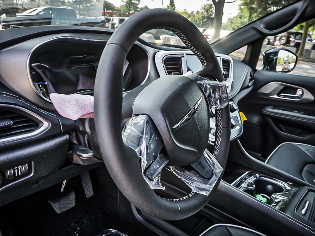 2024 Chrysler Pacifica Hybrid  Photo