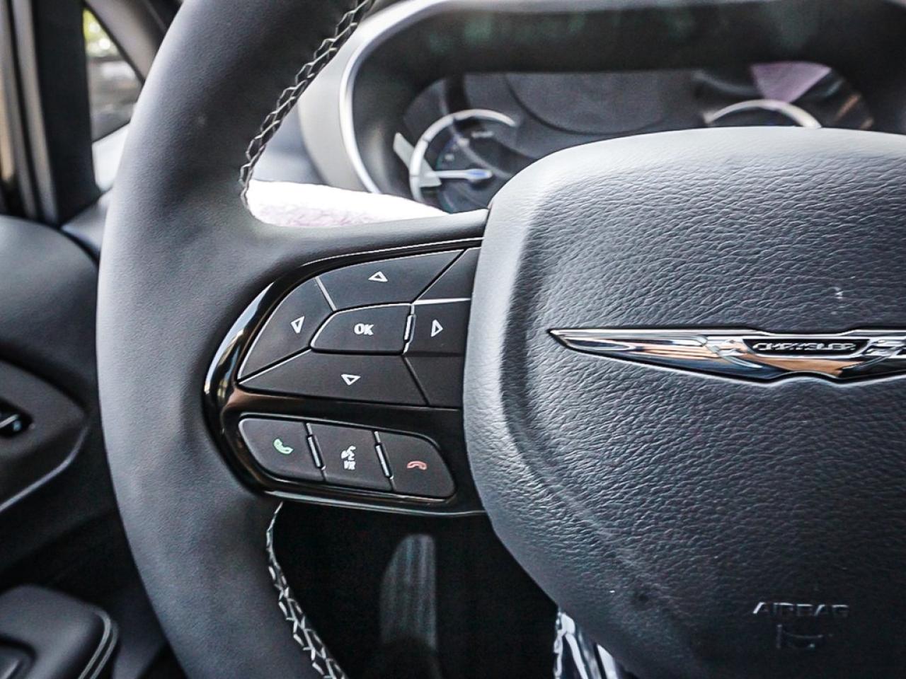 2024 Chrysler Pacifica Hybrid  Photo