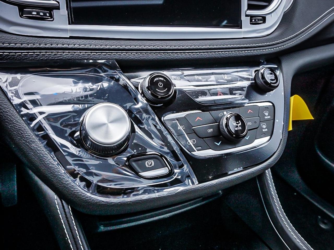 2024 Chrysler Pacifica Hybrid  Photo