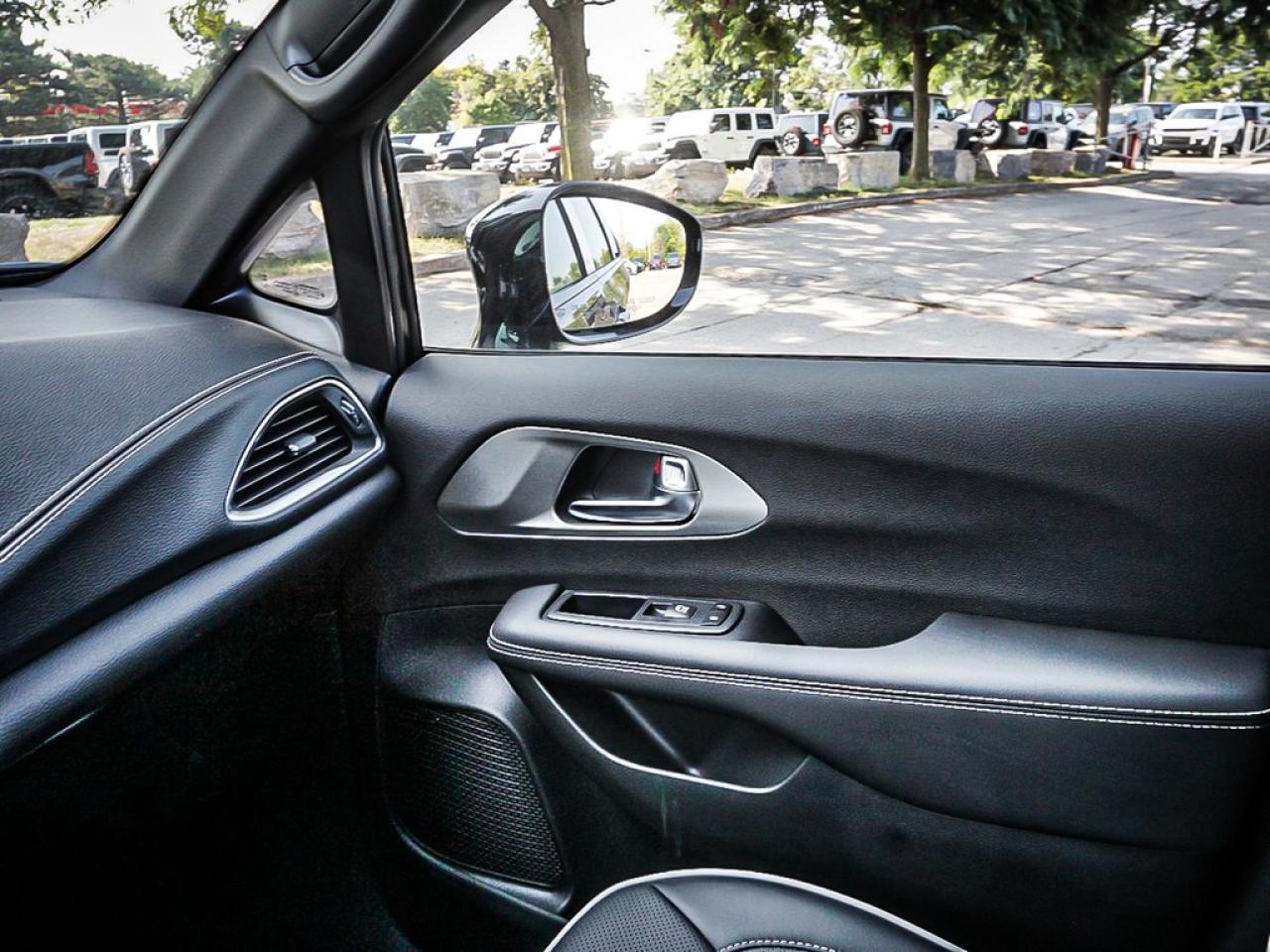 2024 Chrysler Pacifica Hybrid  Photo