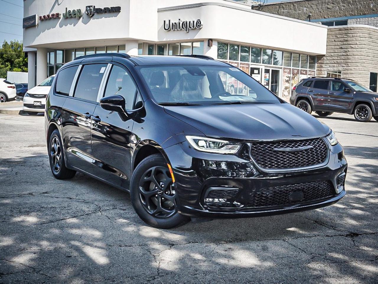 2024 Chrysler Pacifica Hybrid  Photo