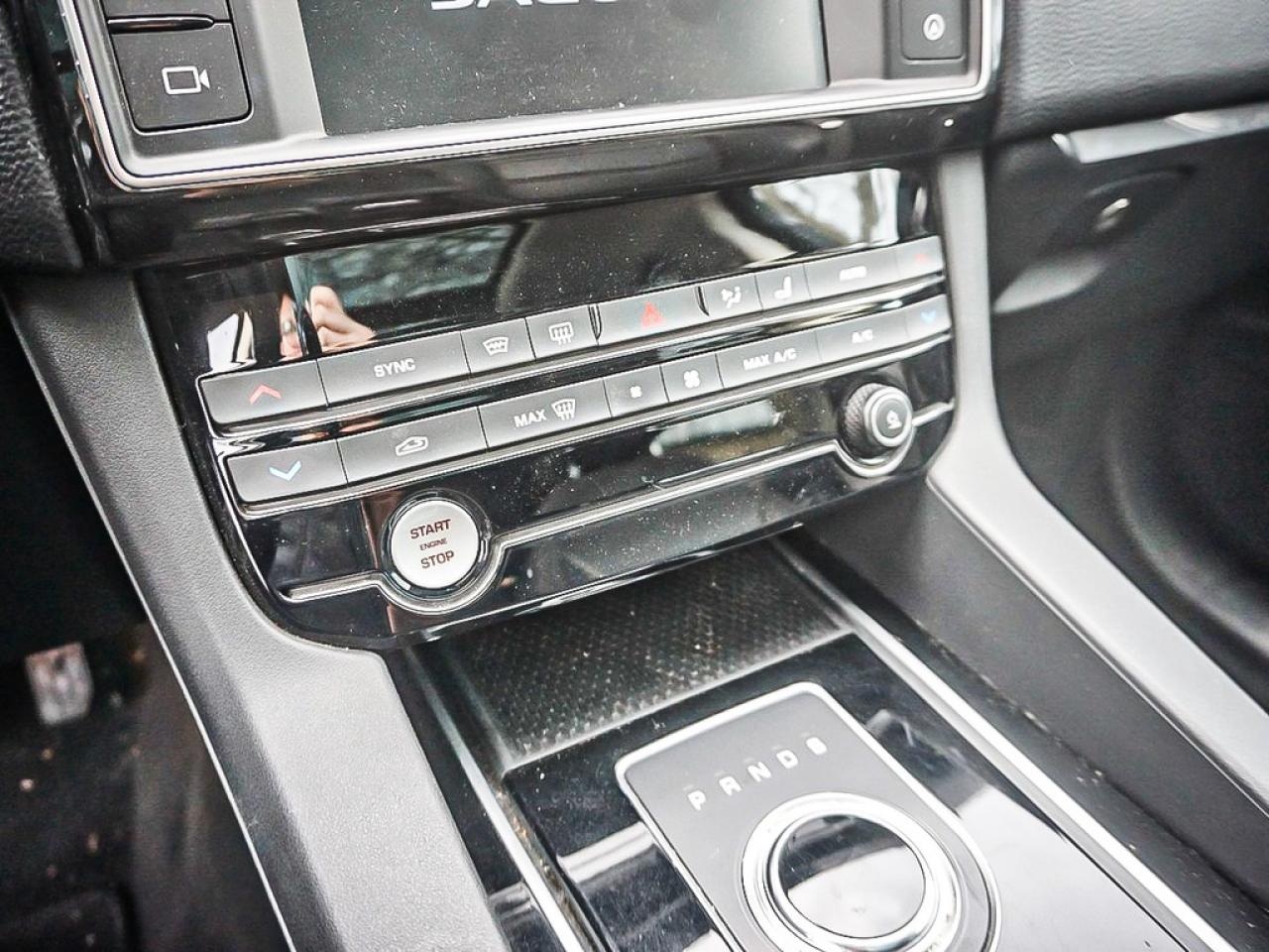 2018 Jaguar F-PACE  Photo