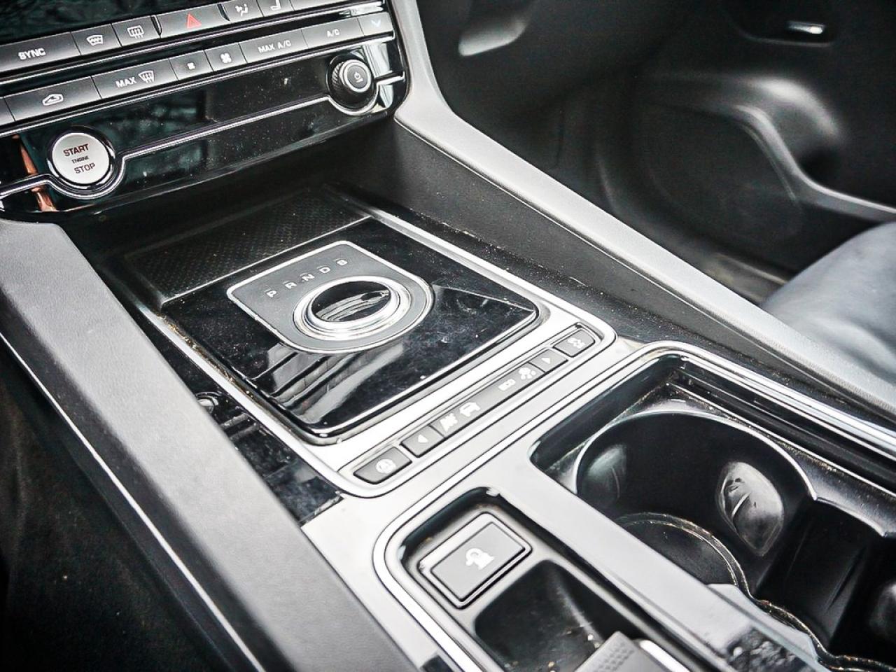 2018 Jaguar F-PACE  Photo