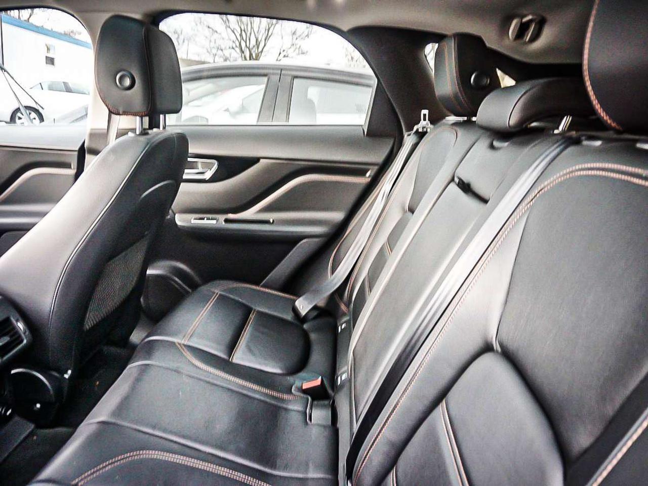 2018 Jaguar F-PACE  Photo