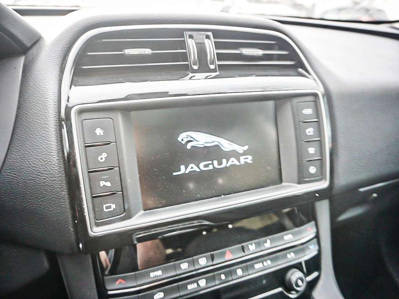 2018 Jaguar F-PACE  Photo
