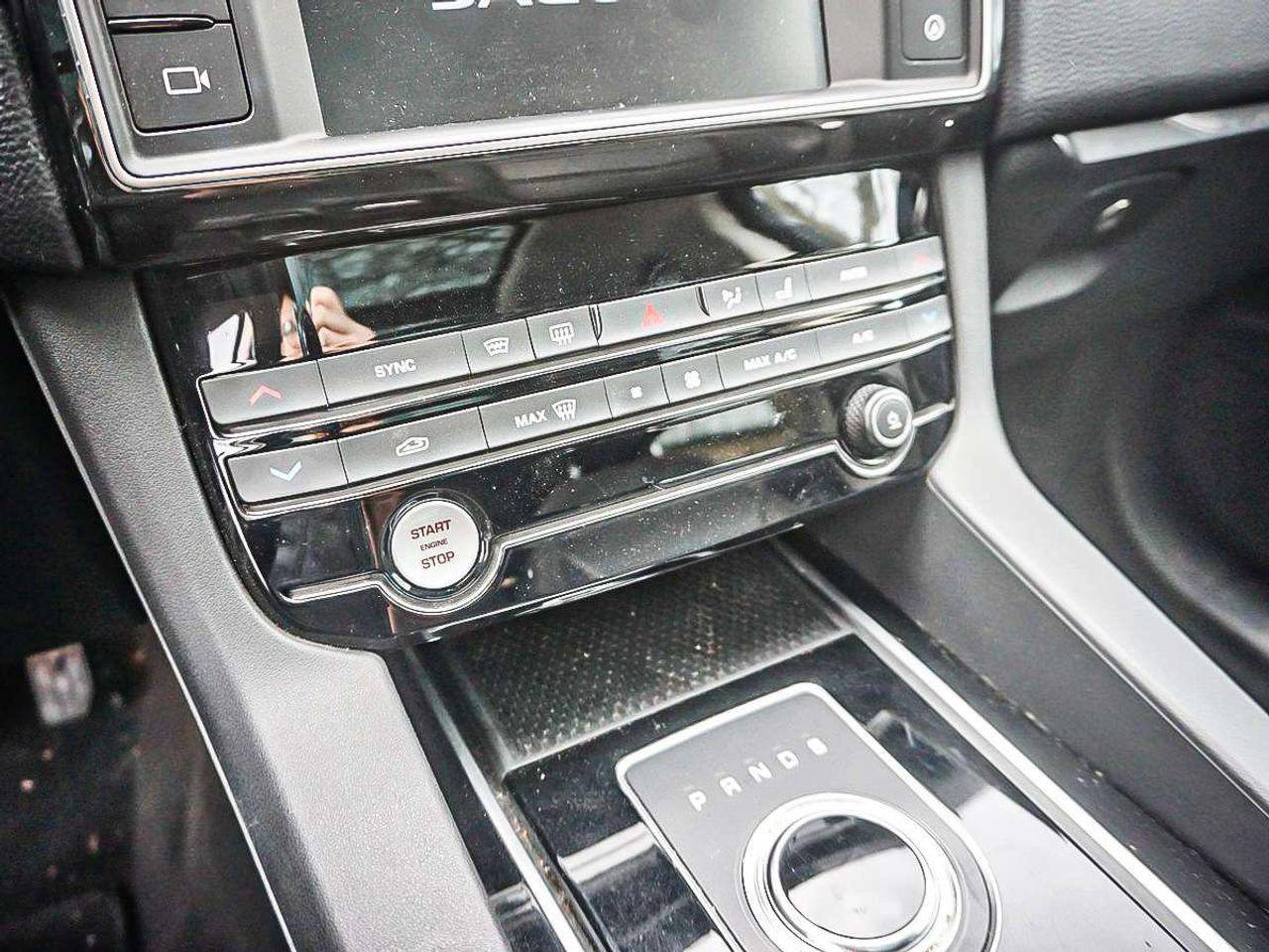 2018 Jaguar F-PACE  Photo