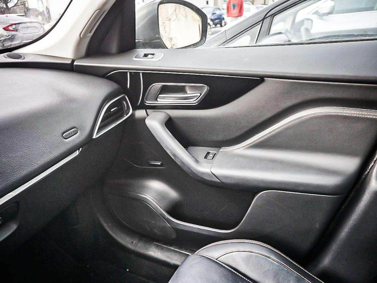 2018 Jaguar F-PACE  Photo