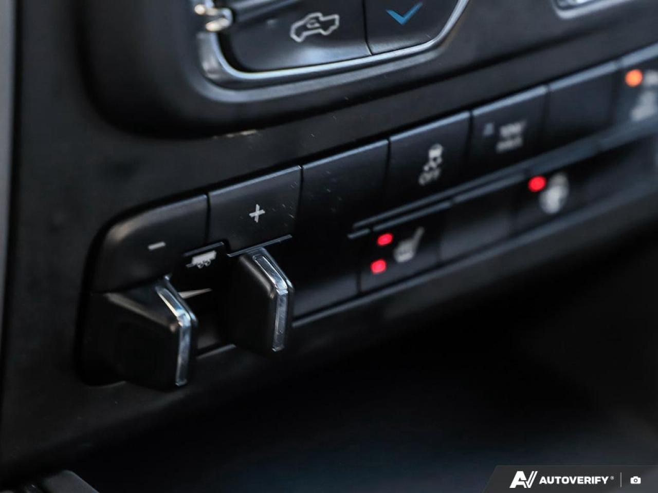 2023 RAM 1500 Classic SLT 4X4 CREW CAB 6'4" BOX Photo