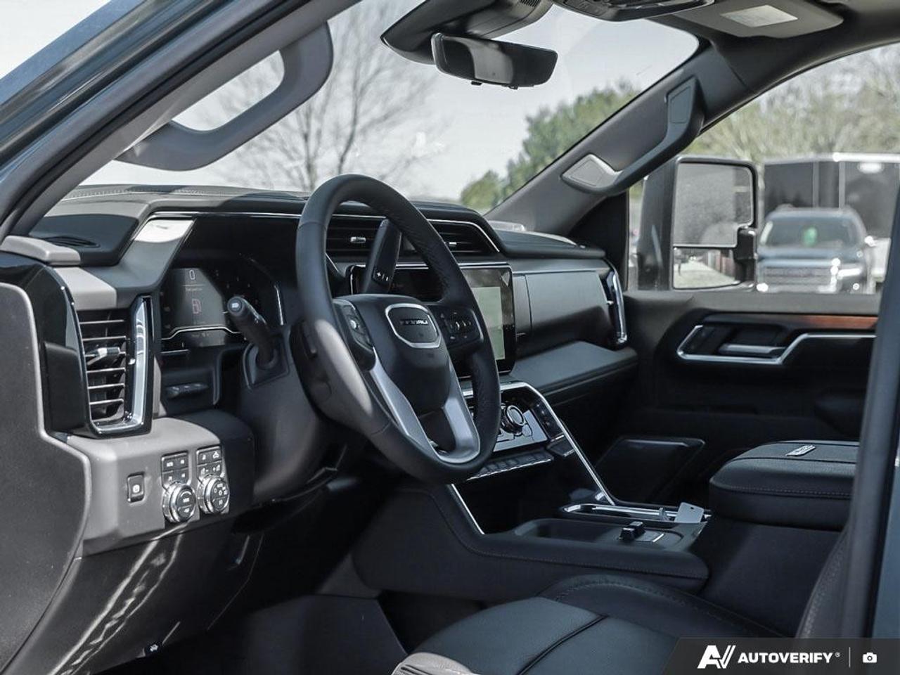 2025 GMC SIERRA 2500HD 4WD Crew Cab Standard Box Denali Photo