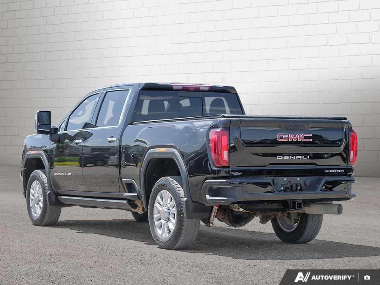 2023 GMC SIERRA 2500HD 4WD Crew Cab Standard Box Denali Photo