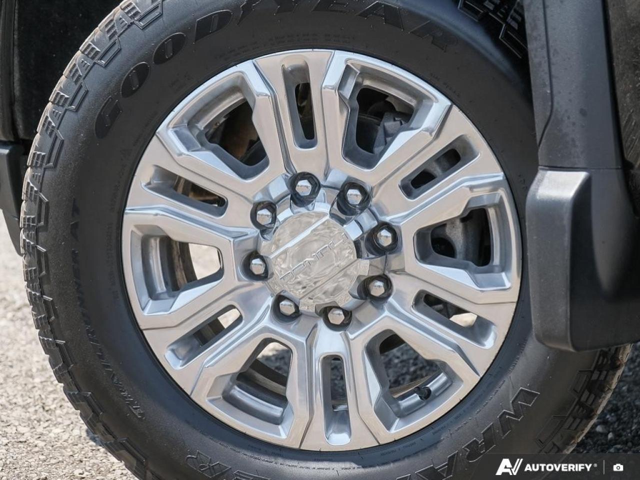 2023 GMC SIERRA 2500HD 4WD Crew Cab Standard Box Denali Photo