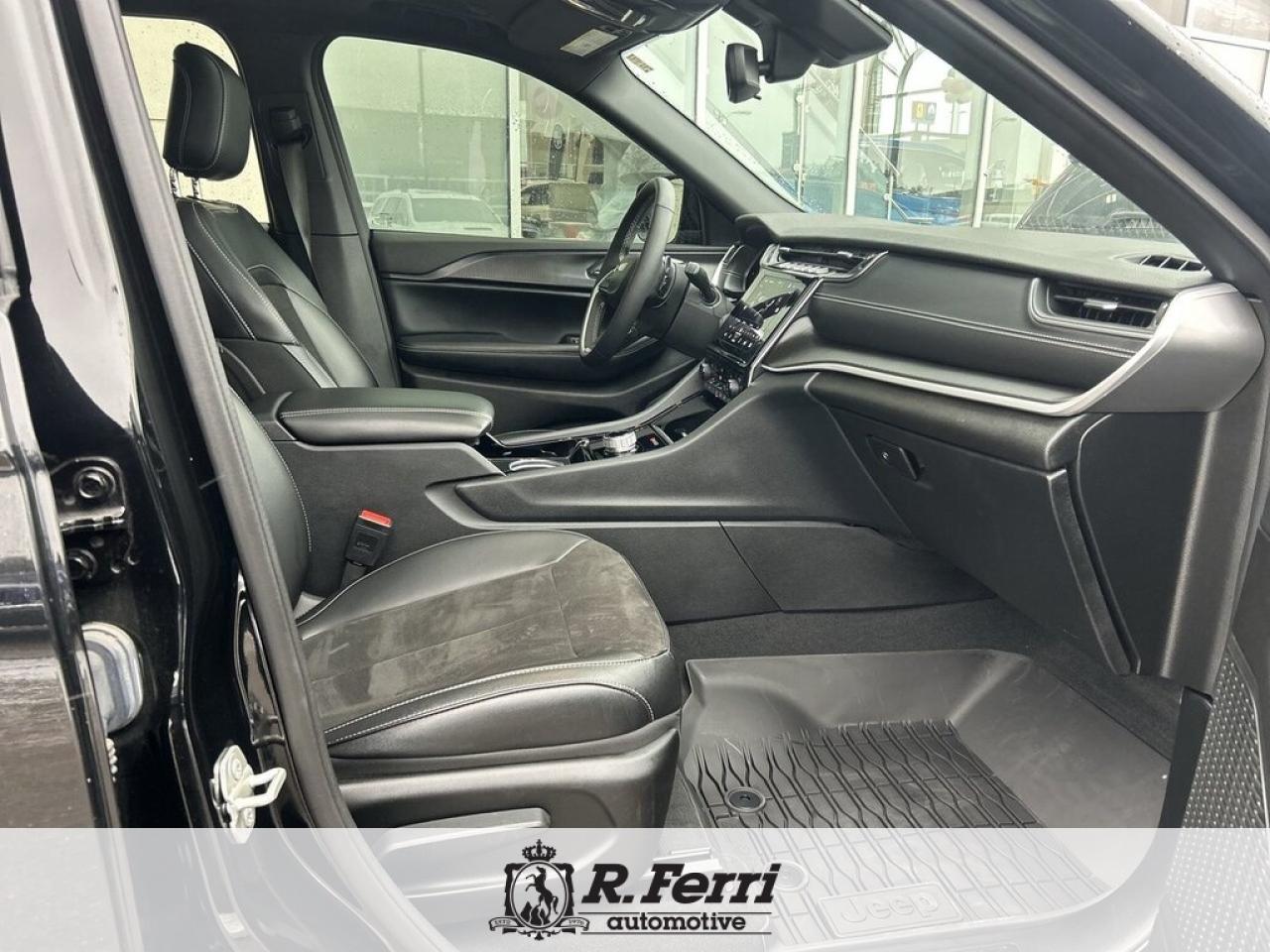 2023 Jeep Grand Cherokee Laredo 4dr 4x4 Photo