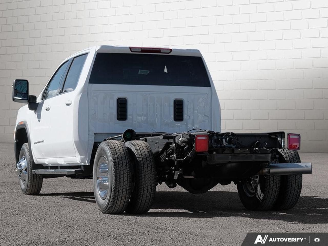2026 GMC Sierra 3500HD CC 4WD Crew Cab 177" WB, 60" CA SLE Photo2