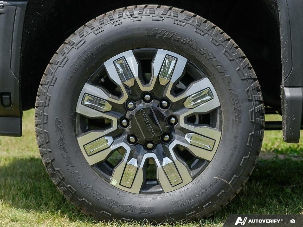 2025 GMC SIERRA 2500HD 4WD Crew Cab Standard Box Denali Photo