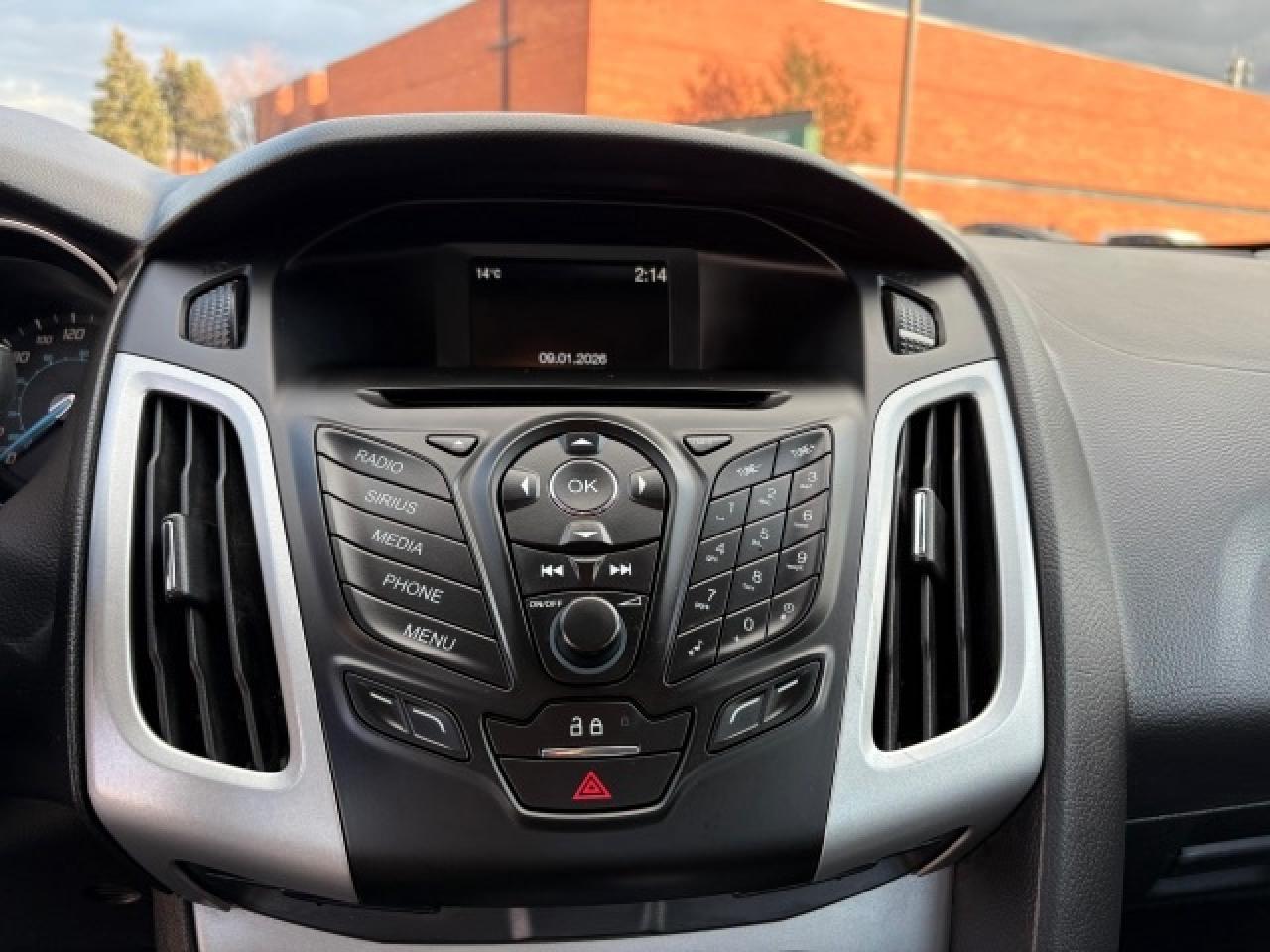 2014 Ford Focus SE/4CYL/AUTOMATIC/1 OWNER/CERTIFIED Photo