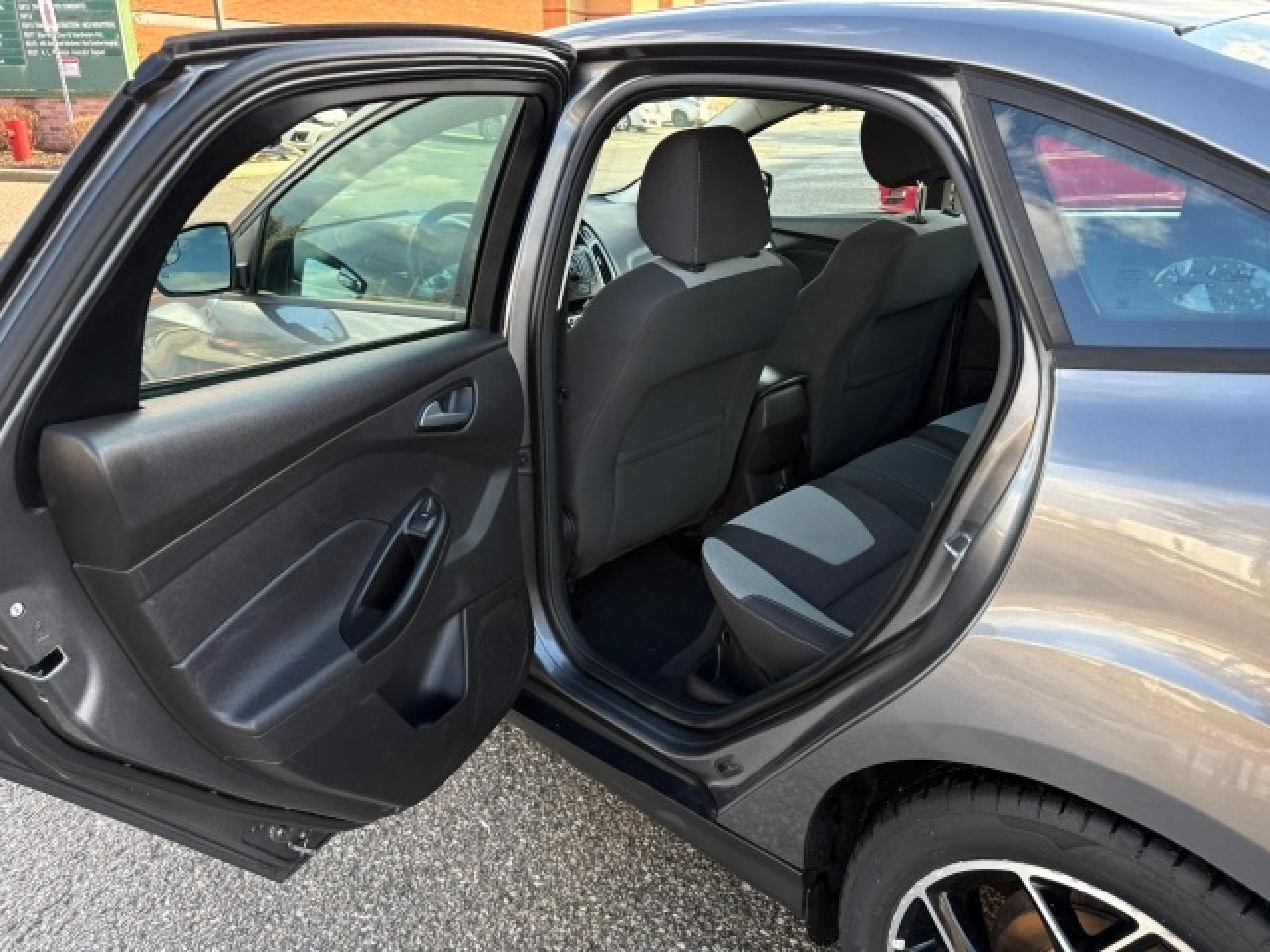 2014 Ford Focus SE/4CYL/AUTOMATIC/1 OWNER/CERTIFIED Photo