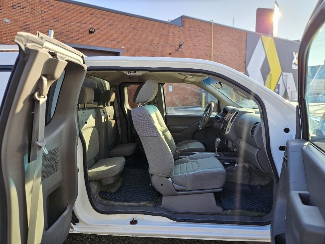 2018 Nissan Frontier 2.5L 4 CYLINDER GAS SAVER-CAMERA-1 OWNER-KING CAB! Photo