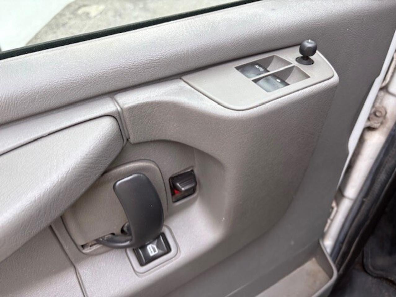 2012 Chevrolet Express Passenger 3500 **12 PASS-SLIDING DOOR-NEW BRAKES-CERTIFIED** Photo