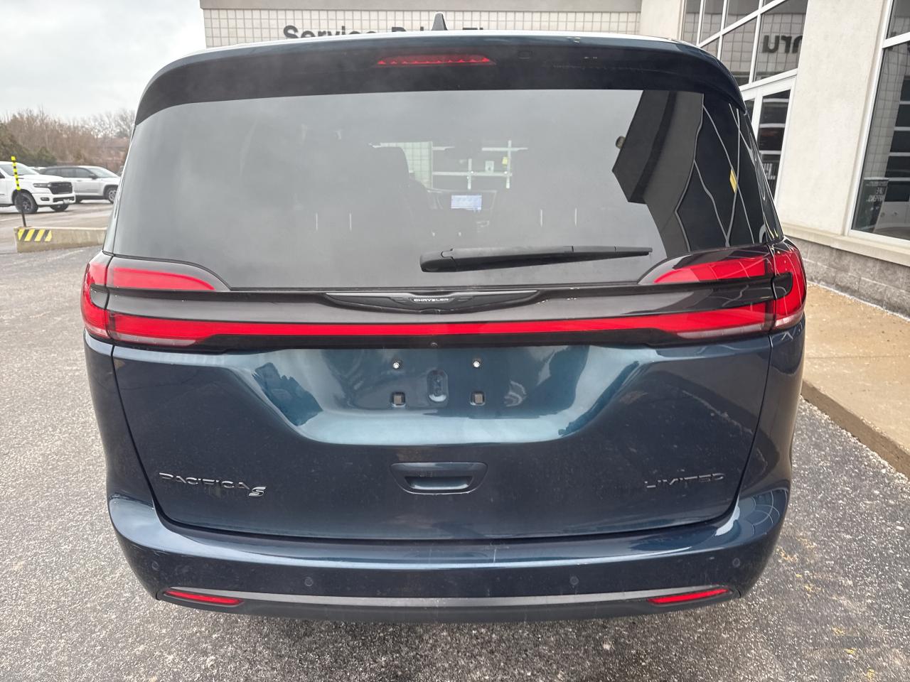 2023 Chrysler Pacifica Limited Photo3