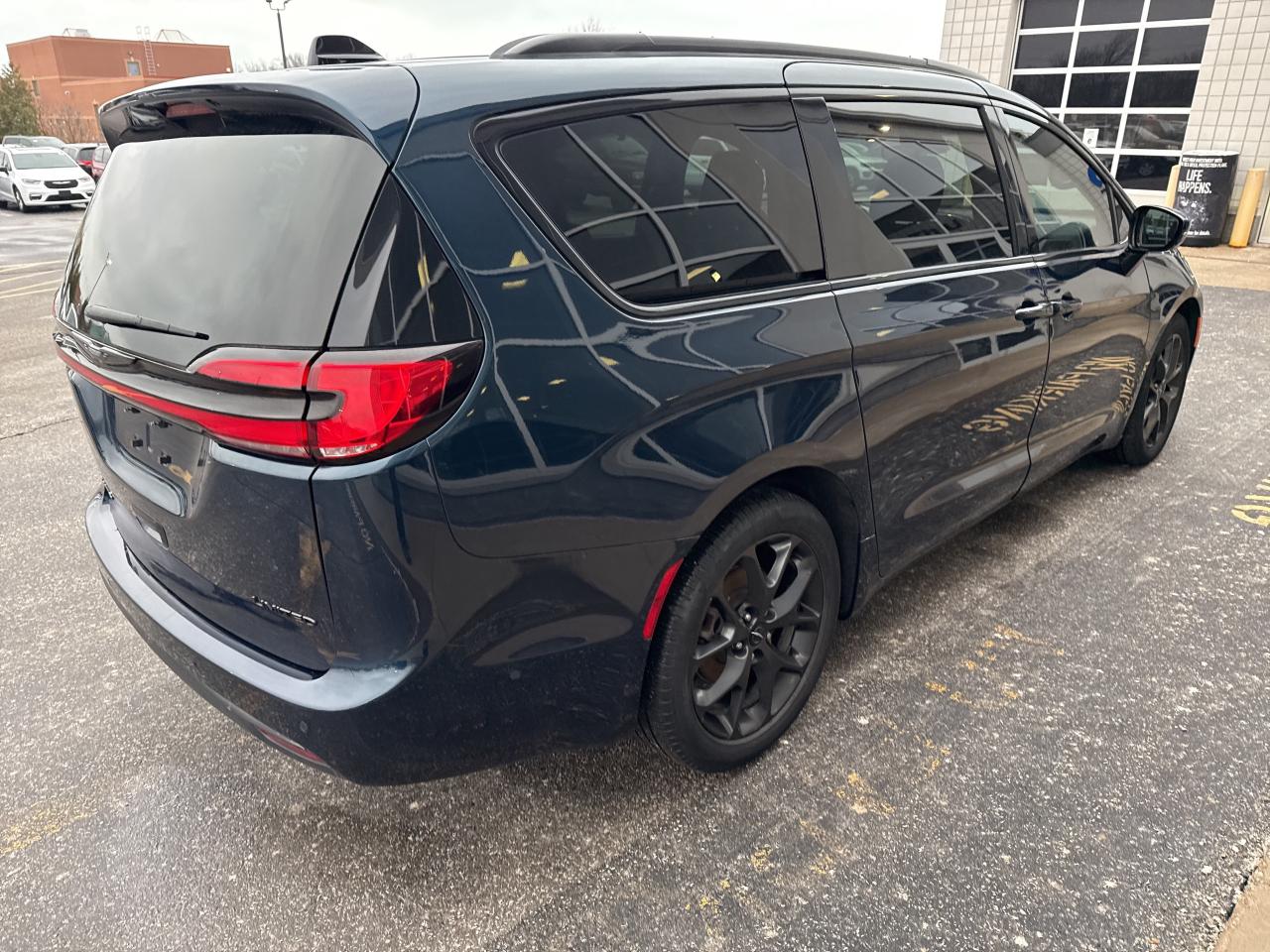 2023 Chrysler Pacifica Limited Photo4