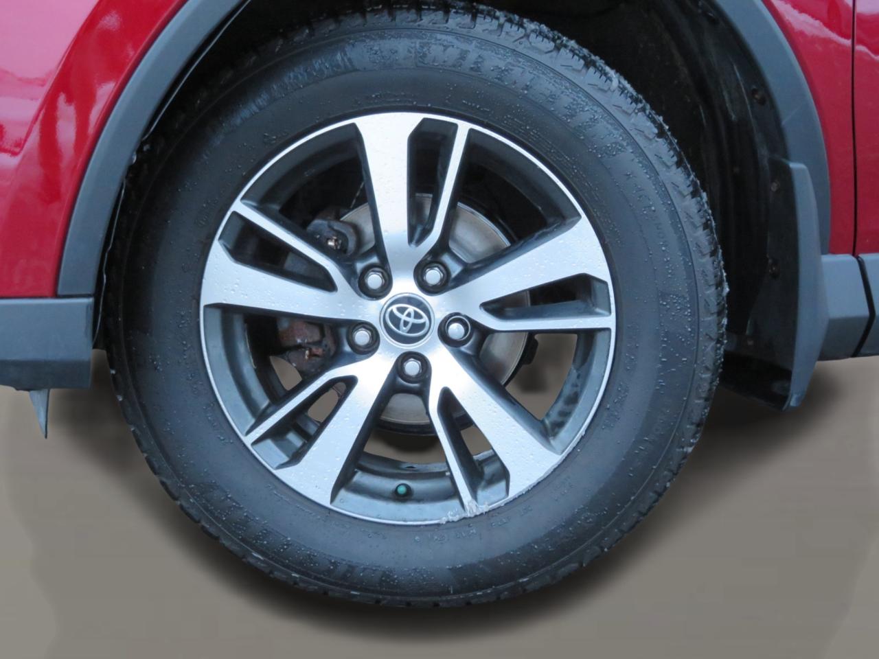 2018 Toyota RAV4 FWD LE Photo2