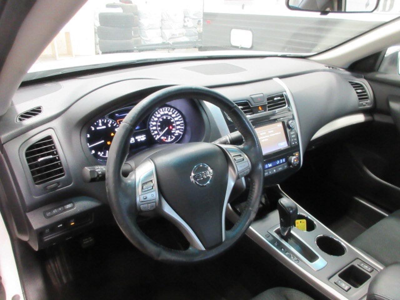 2015 Nissan Altima SV, NAV, ROOF, HTD. SEATS, AUTOSTART, A/C, 133K! Photo