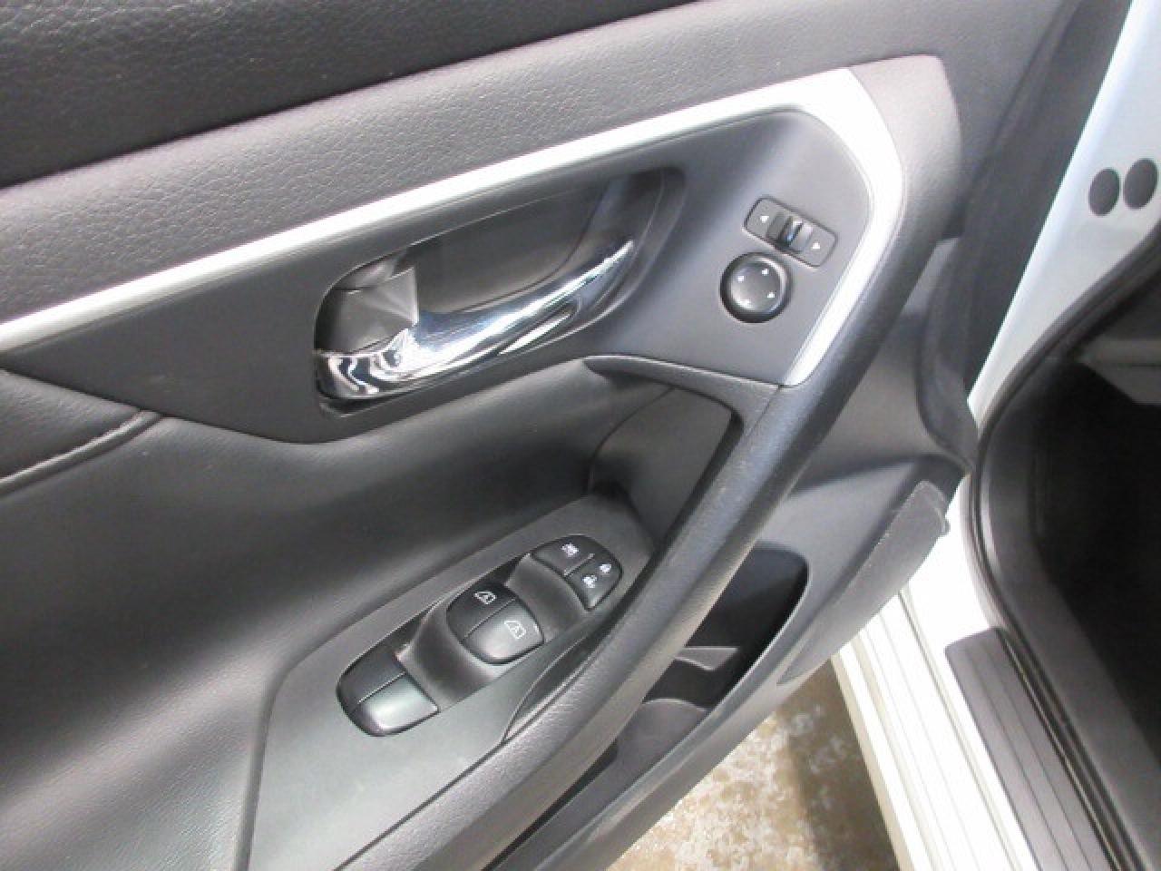 2015 Nissan Altima SV, NAV, ROOF, HTD. SEATS, AUTOSTART, A/C, 133K! Photo