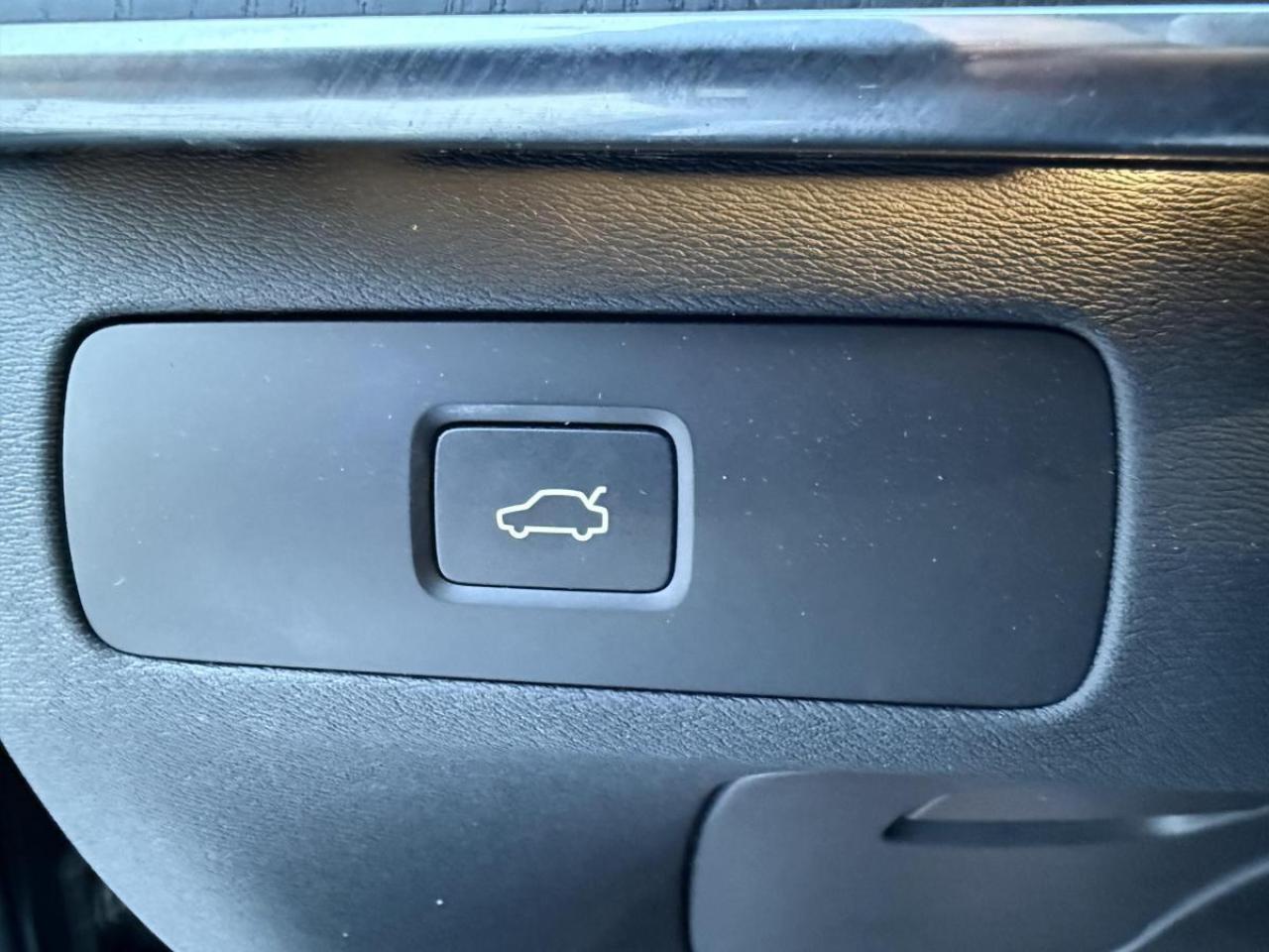 2023 Volvo XC90 B6 AWD Ultimate Bright Theme 7-Seater Photo