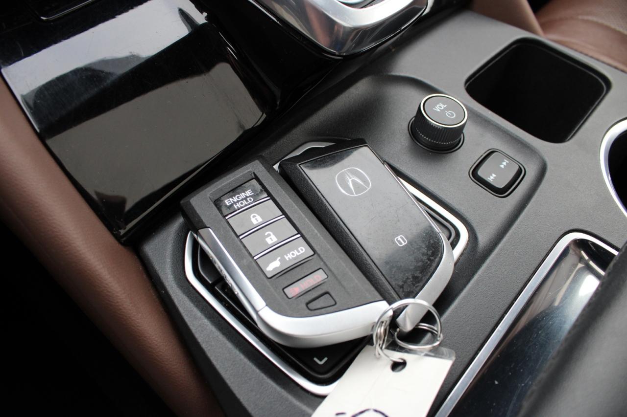 2022 Acura MDX SH-AWD w/Technology Package 7 Passenger No Acciden Photo