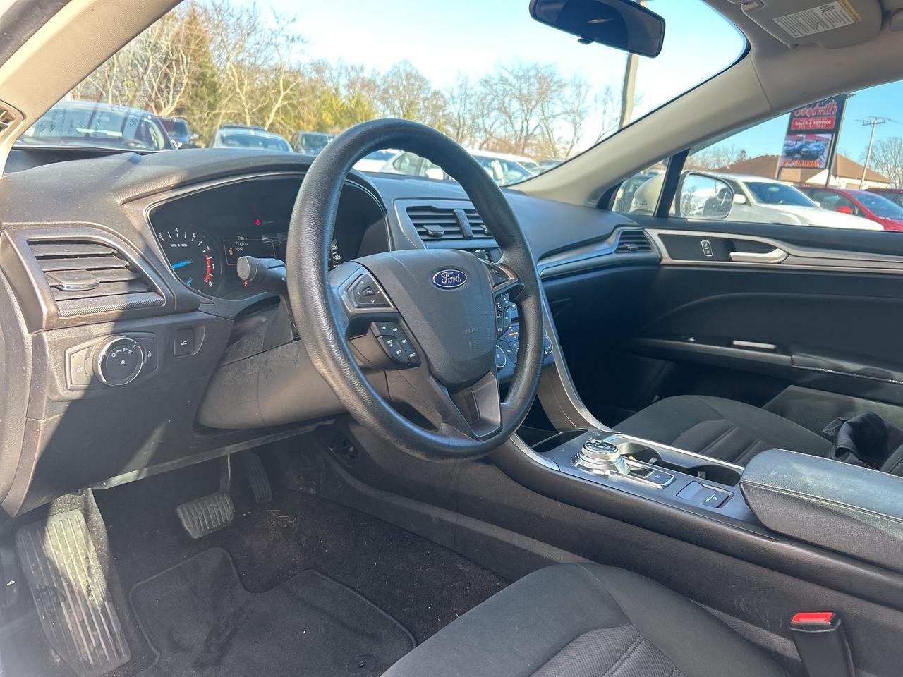 2017 Ford Fusion SE, CLEAN CARFAX, BACK UP CAMERA! Photo