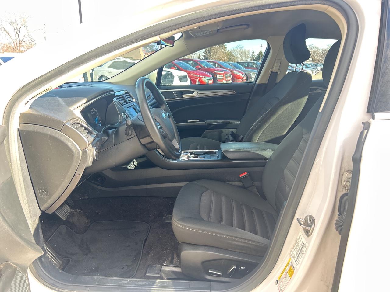 2017 Ford Fusion SE, CLEAN CARFAX, BACK UP CAMERA! Photo