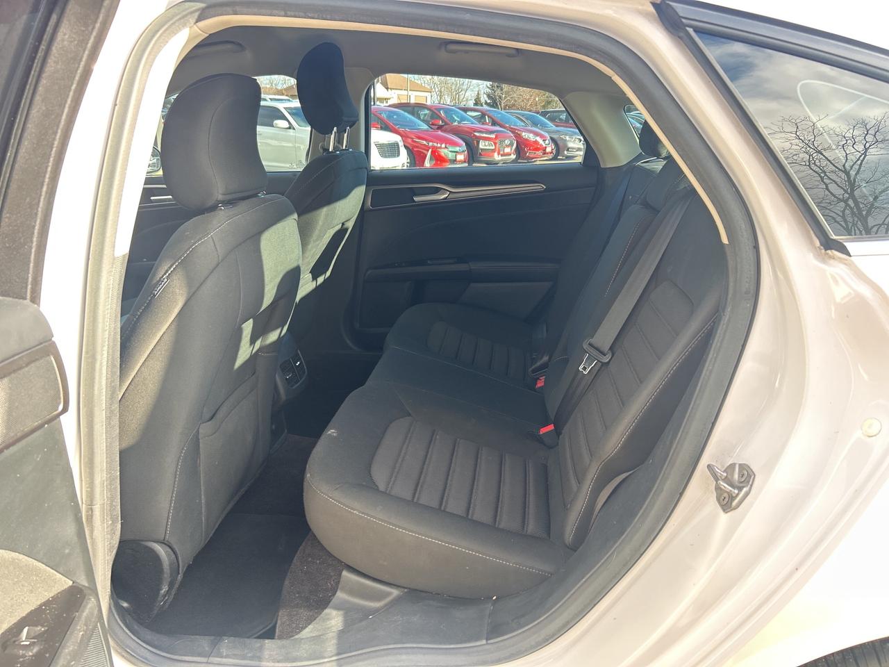 2017 Ford Fusion SE, CLEAN CARFAX, BACK UP CAMERA! Photo