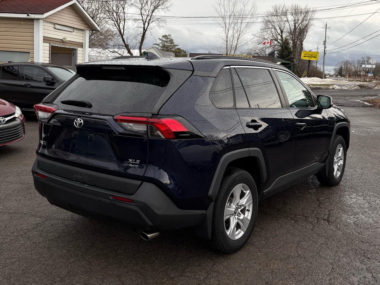 2019 Toyota RAV4 XLE Photo2