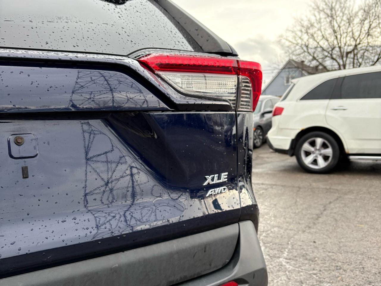 2019 Toyota RAV4 XLE Photo3