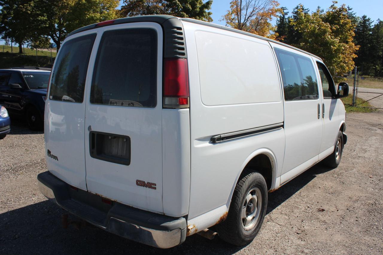 2002 GMC Savana Cargo Van  Photo2