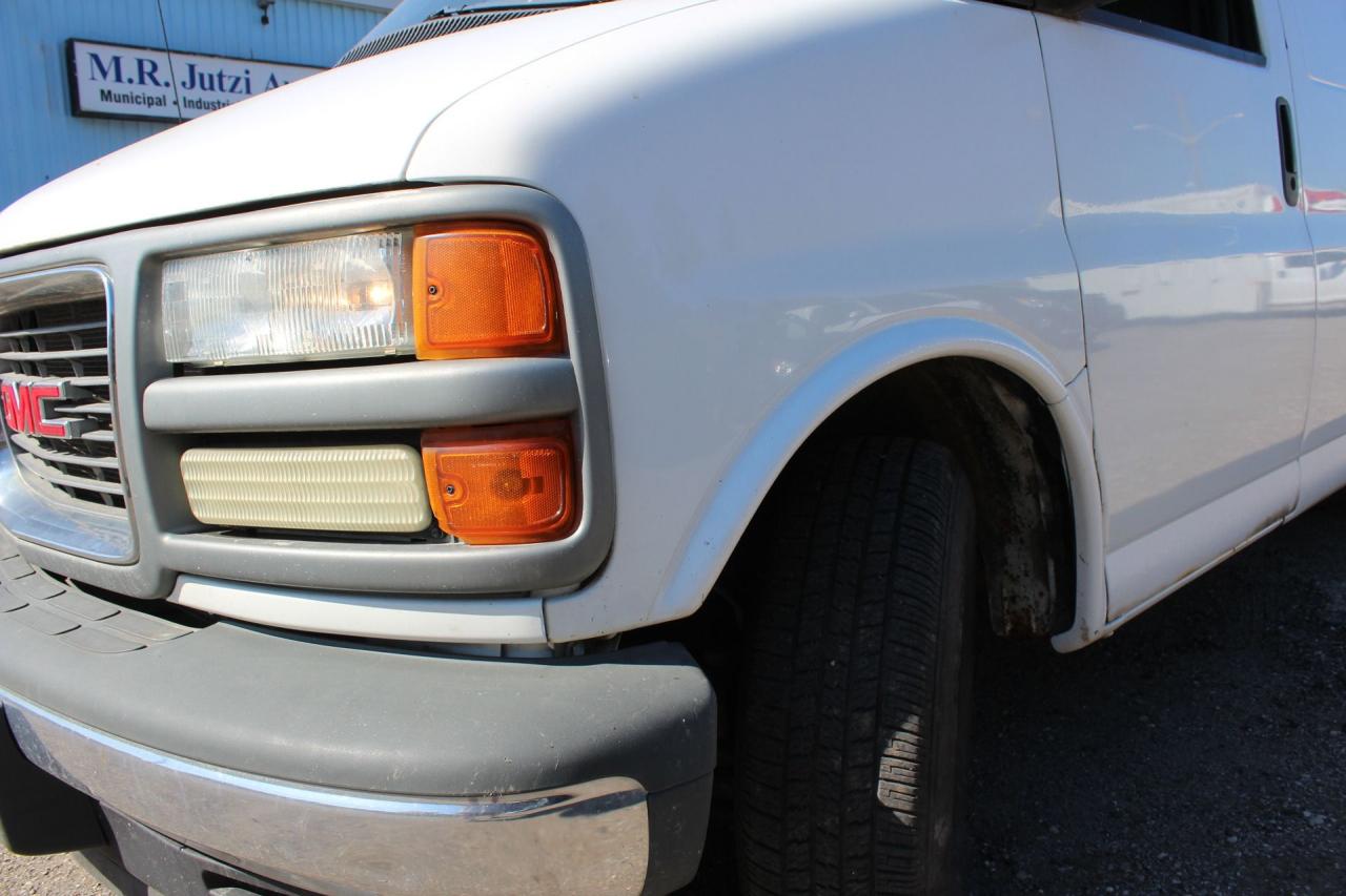 2002 GMC Savana Cargo Van  Photo