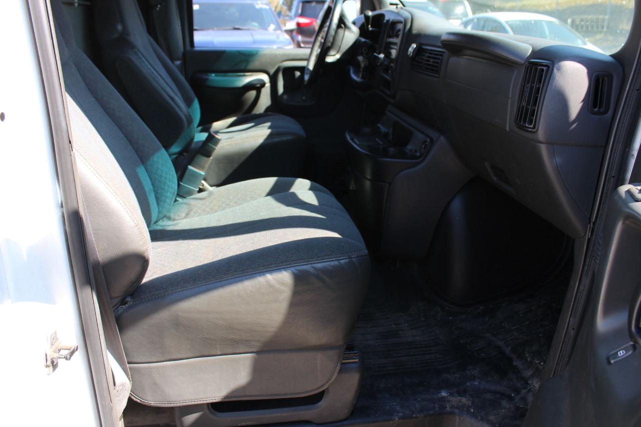 2002 GMC Savana Cargo Van  Photo