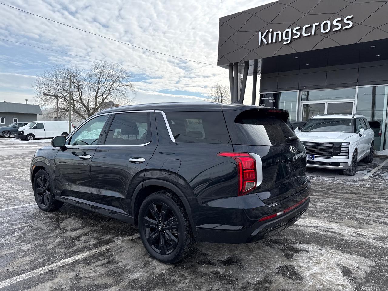 2023 Hyundai PALISADE Urban 8 Passenger Photo2