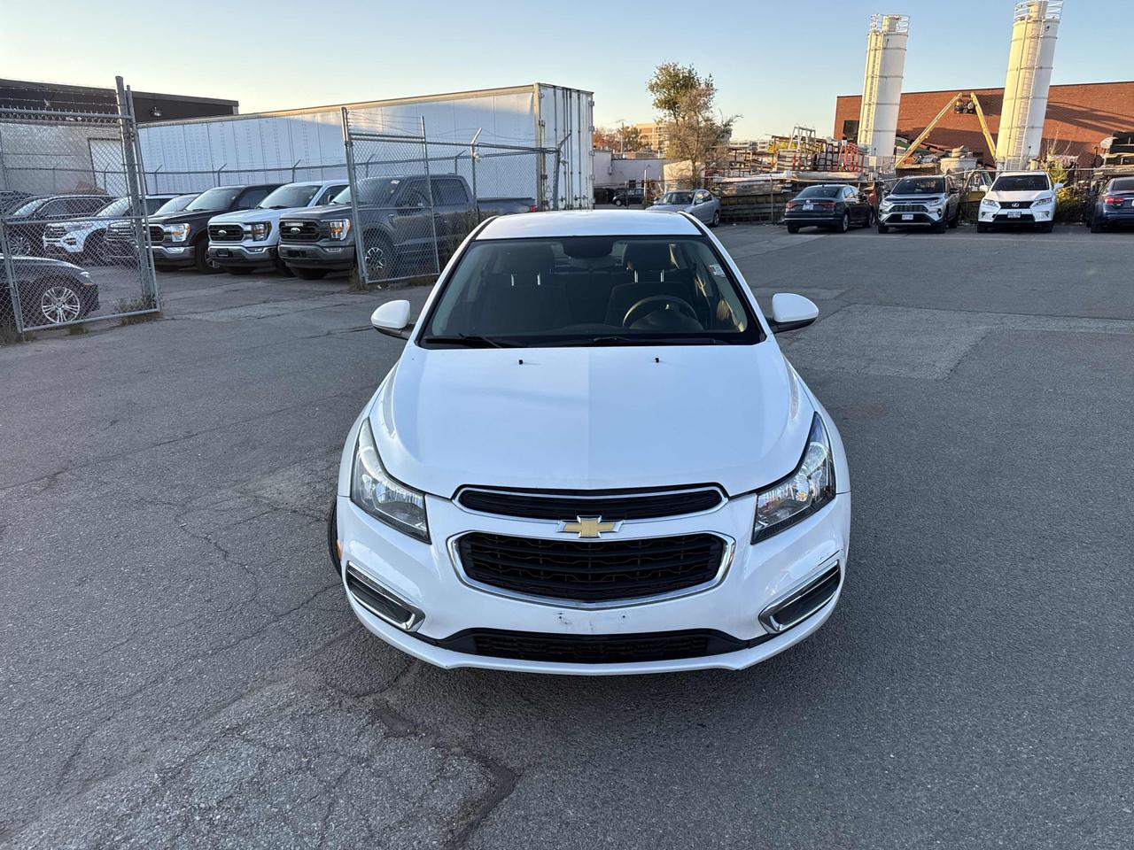 2016 Chevrolet Cruze LT MODEL Photo2