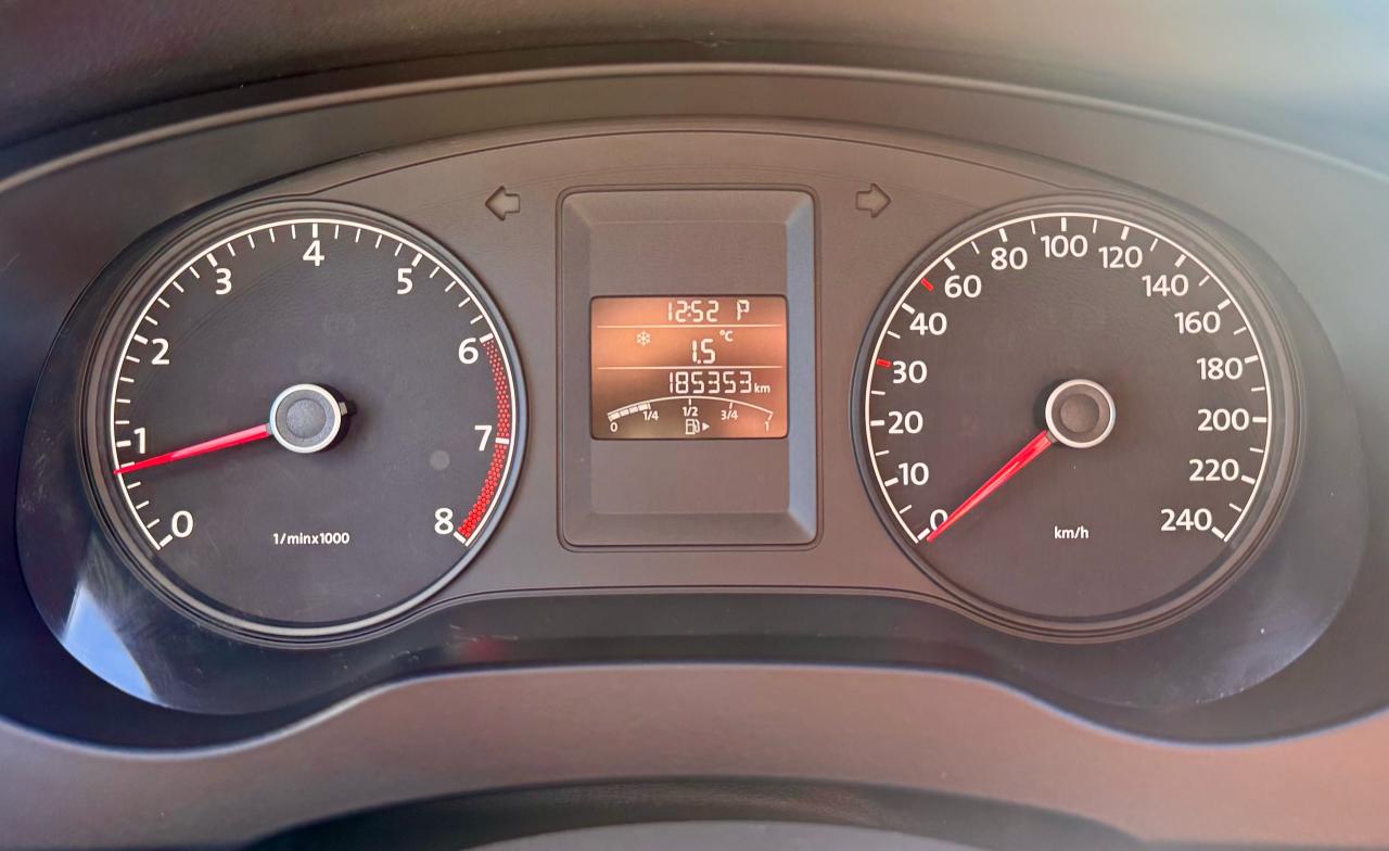 2013 Volkswagen Jetta FINANCING AVAILABLE Photo11