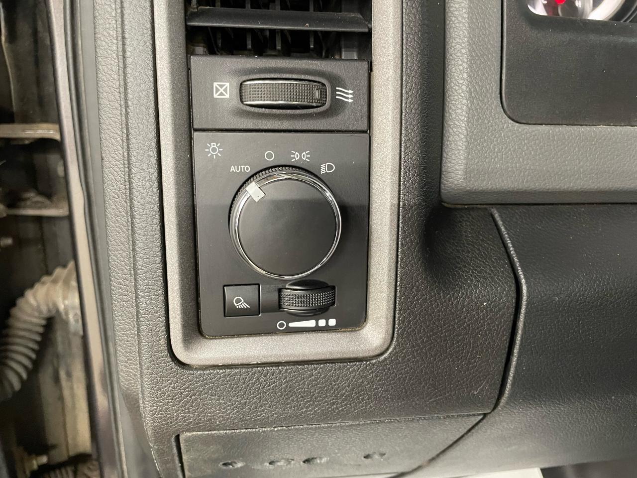 2016 RAM 3500 4WD Reg Cab 140.5" ST Photo13