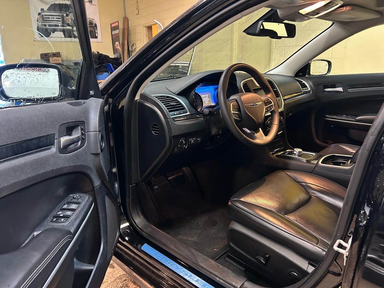 2023 Chrysler 300 300 TOURING L Photo