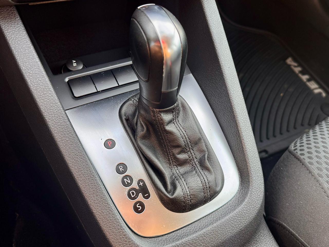 2011 Volkswagen Jetta FINANCING AVAILABLE Photo13