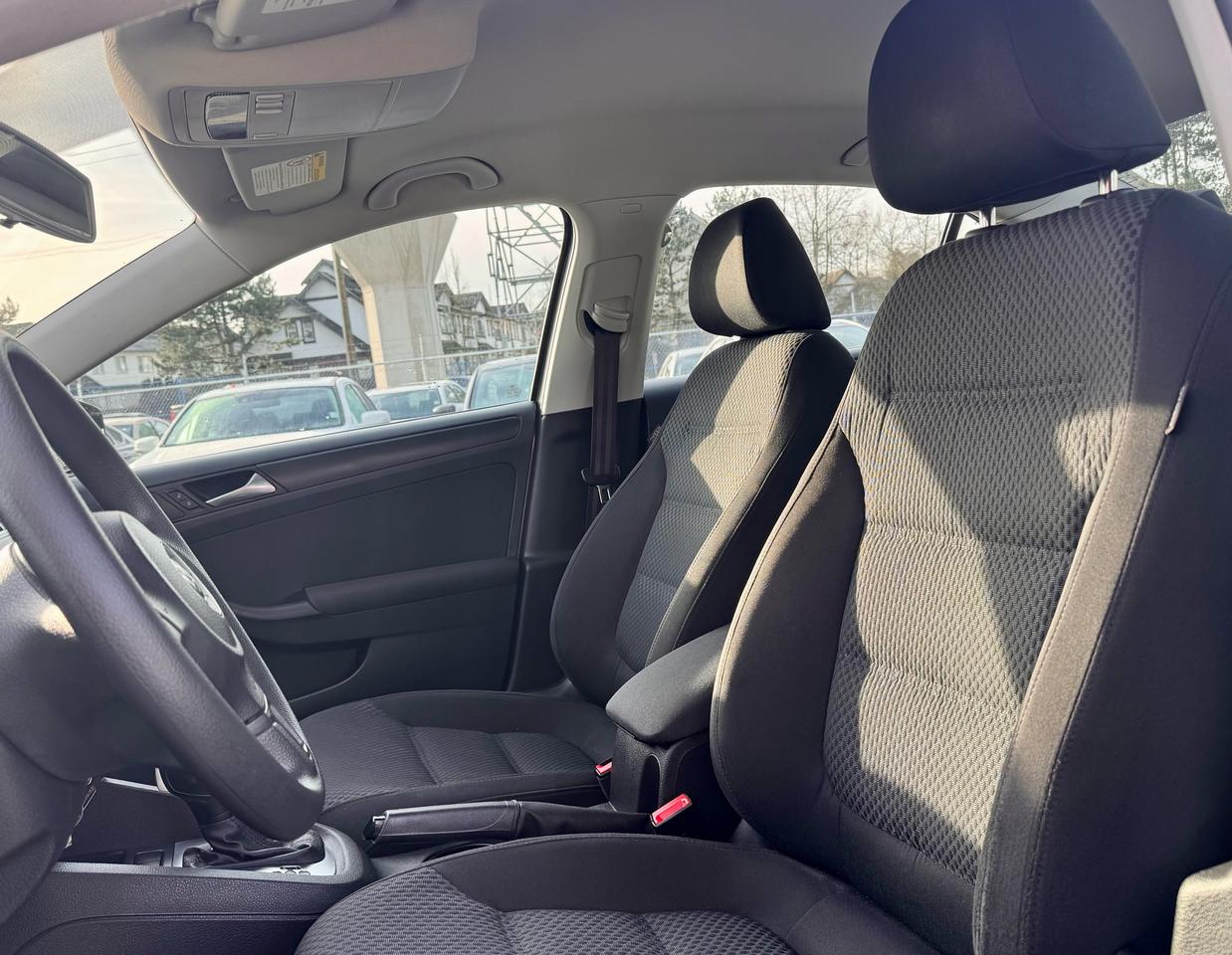 2011 Volkswagen Jetta FINANCING AVAILABLE Photo9