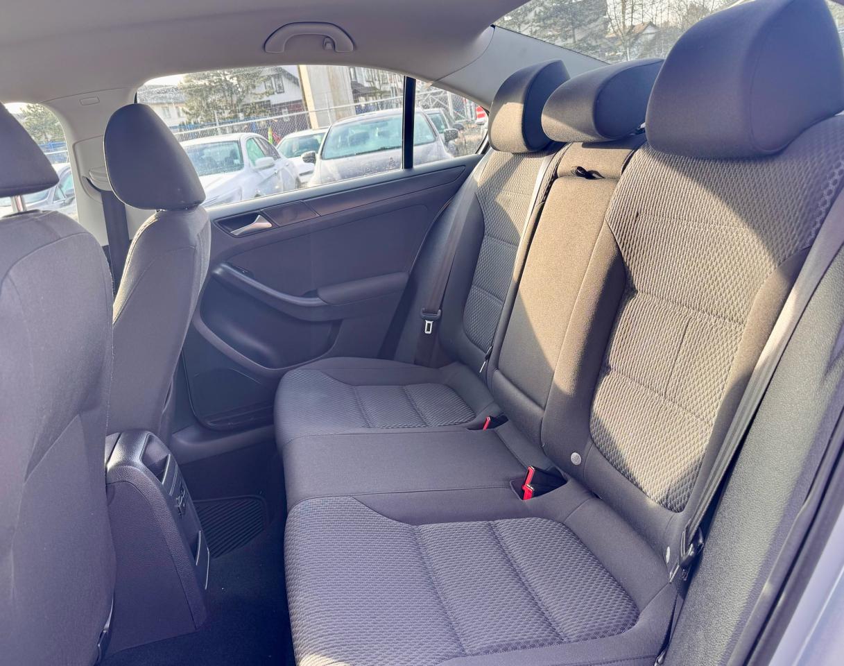 2011 Volkswagen Jetta FINANCING AVAILABLE Photo14