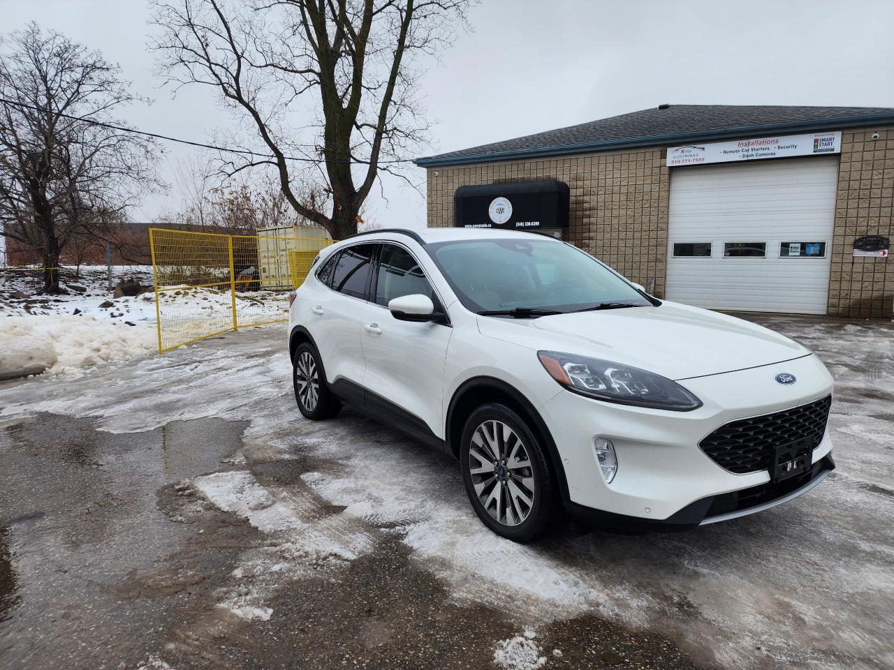 2020 Ford Escape Titanium Hybrid l Clean Carfax l AWD l Reliable Photo2