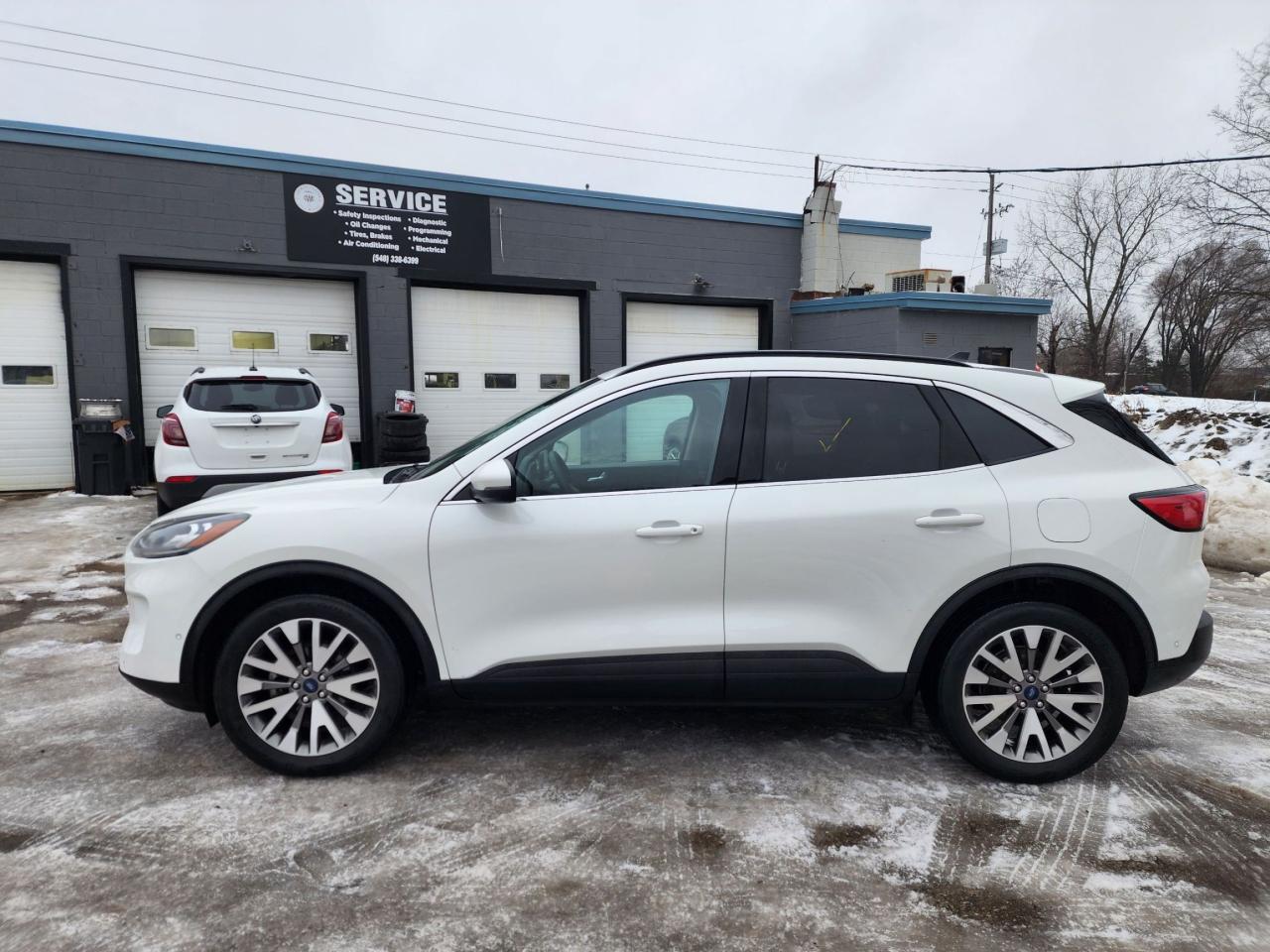 2020 Ford Escape Titanium Hybrid l Clean Carfax l AWD l Reliable